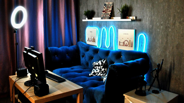 Вебкам-студия: как устроен бизнес и почему большинство моделей выбирают работу именно в студии